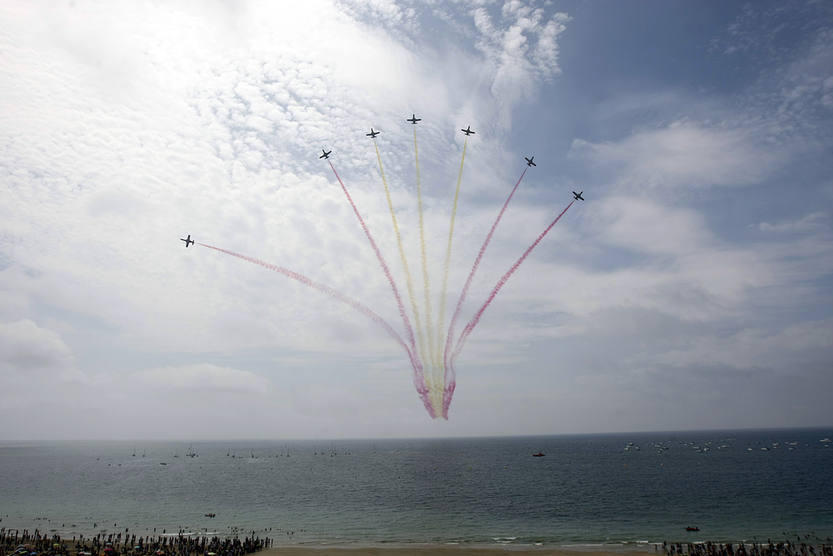 La Patrulla Aguila pintando el cielo con los colores españoles